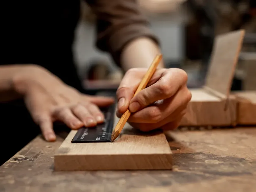 menuisier travaillant studio crayon